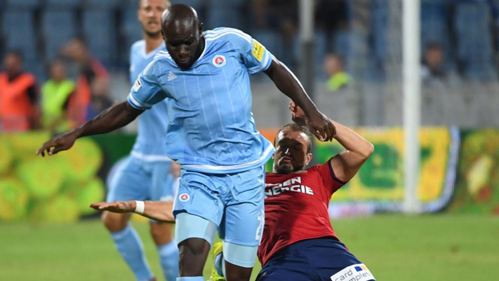 Hráč Slovana Mitch Apau a Veton Berisha (Rapid Viedeň).