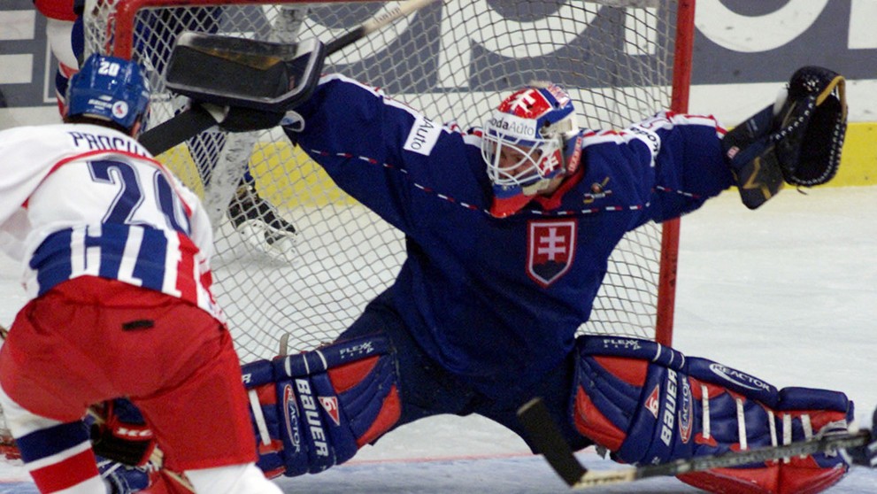 Sprava Martin Štrbák, Radoslav Suchý, Vlasto Plavucha a Zdeno Chára reagujú po finále MS 2000 proti Česku.