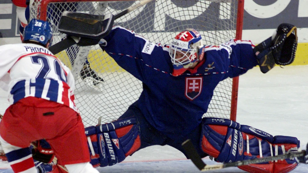Sprava Martin Štrbák, Radoslav Suchý, Vlasto Plavucha a Zdeno Chára reagujú po finále MS 2000 proti Česku.