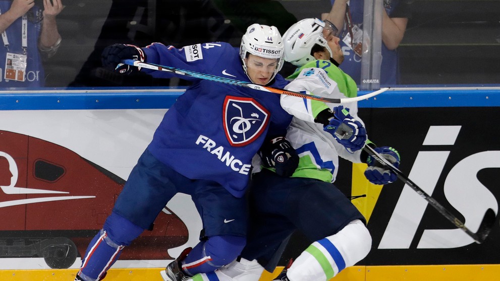 Olivier Dame-Malka (vľavo) z Francúzska nešetrne zastavuje Davida Rodmana zo Slovinska v zápase MS 2017.