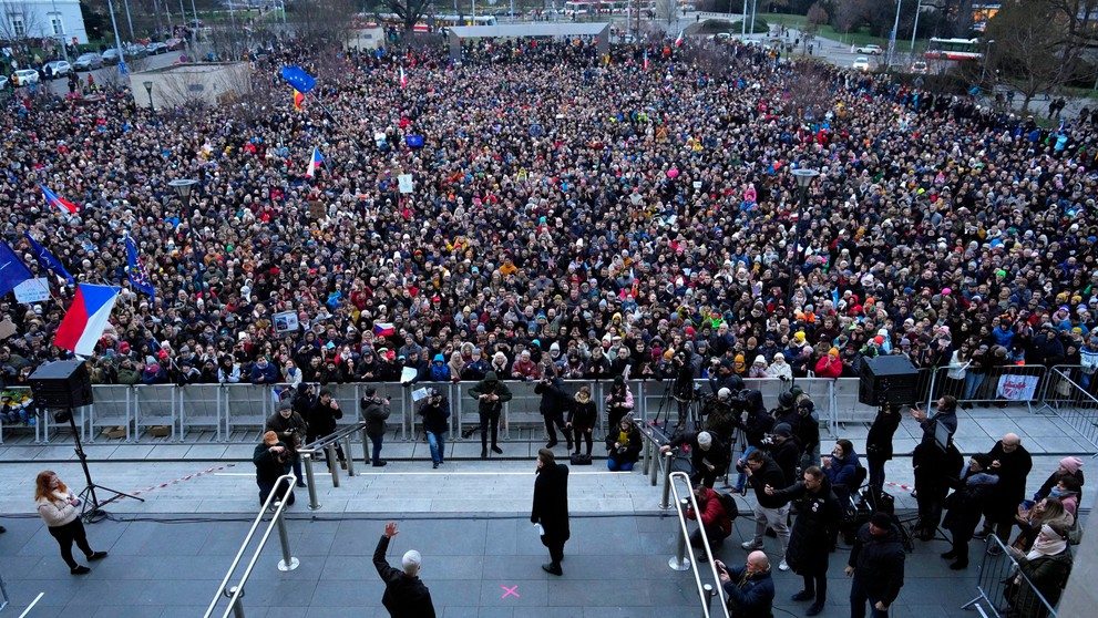Zhromáždenie na podporu kandidatúry Petra Pavla na prezidenta pred brnenským Janáčkovým divadlom, kam ho prišli podporiť neúspešní kandidáti Danuša Nerudová a Pavel Fischer.