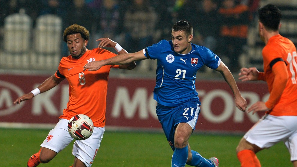 Na snímke Slovák Matúš Bero (uprostred) a dvojica Holanďanov Tonny Trindade (vľavo) a Thom Haye