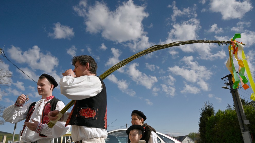 Mládenci z obce Selec neďaleko Trenčína počas oblievačky.