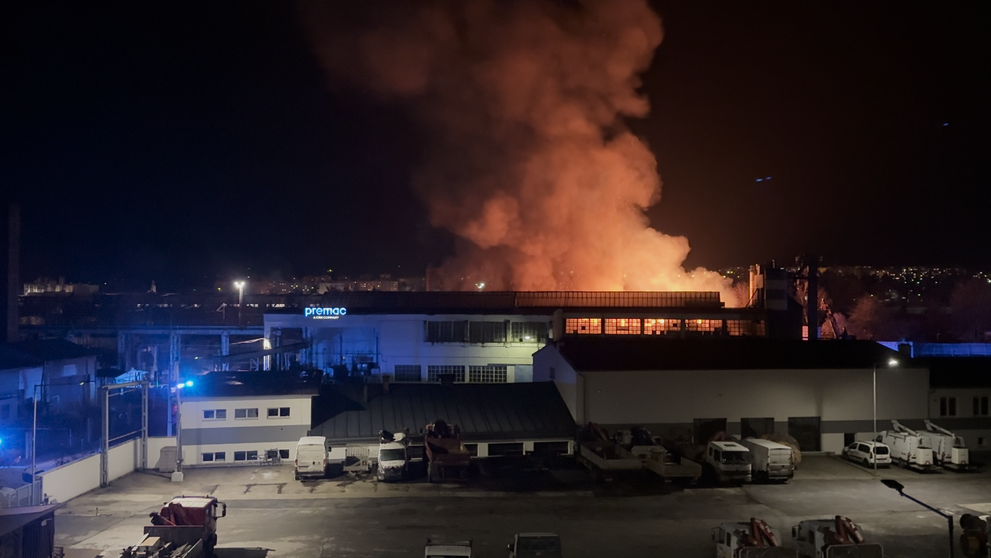 Vo Zvolene horí hala