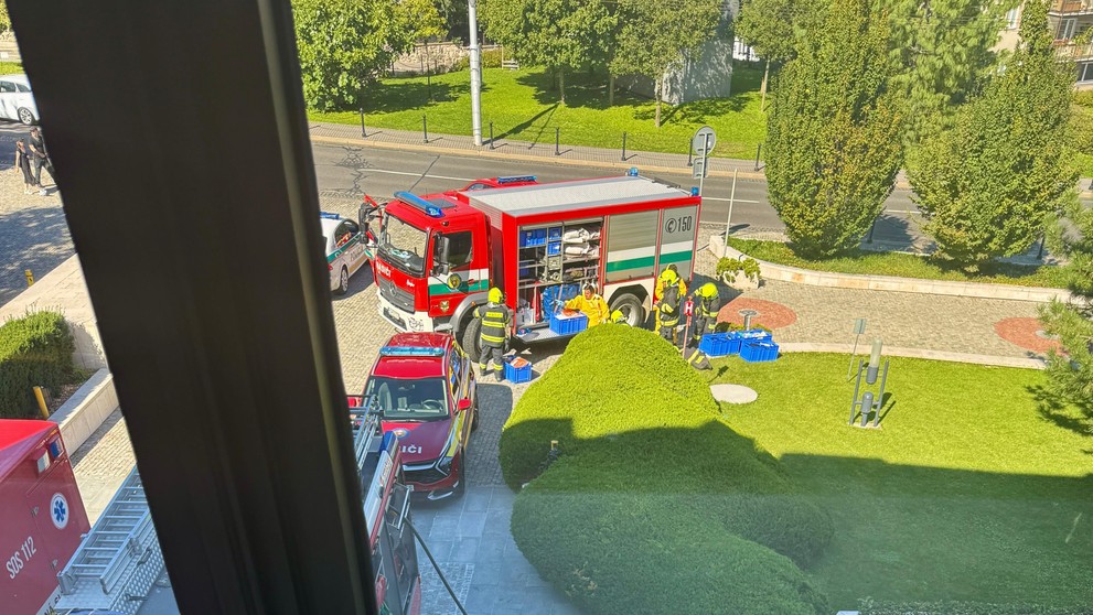 V budove NR SR zasahujú hasiči