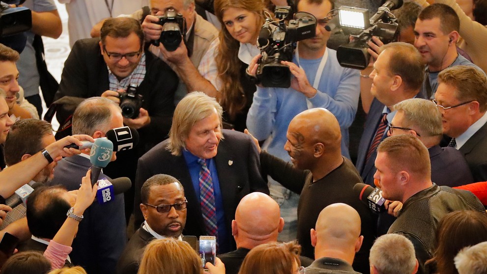 Na snímke uprostred vpravo bývalý americký pästiarsky šampión v ťažkej váhe Mike Tyson a vľavo bývalý rumunský tenista a súčasný