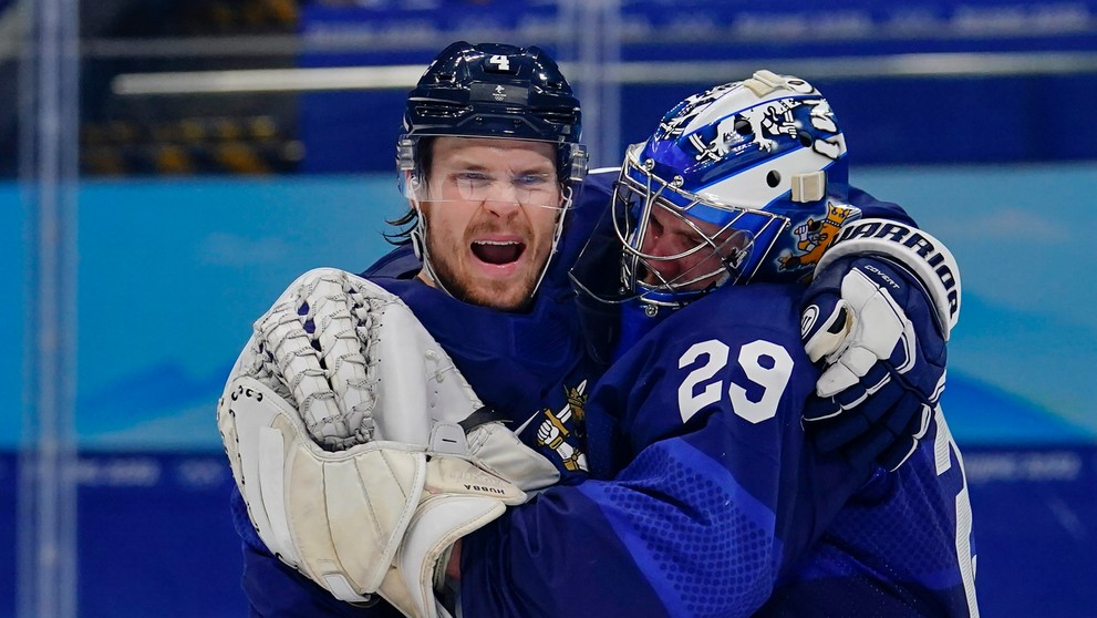 Zľava Fíni Mikko Lehtonen a Harri Säteri oslavujú výhru nad Slovenskom v semifinále ZOH 2022.