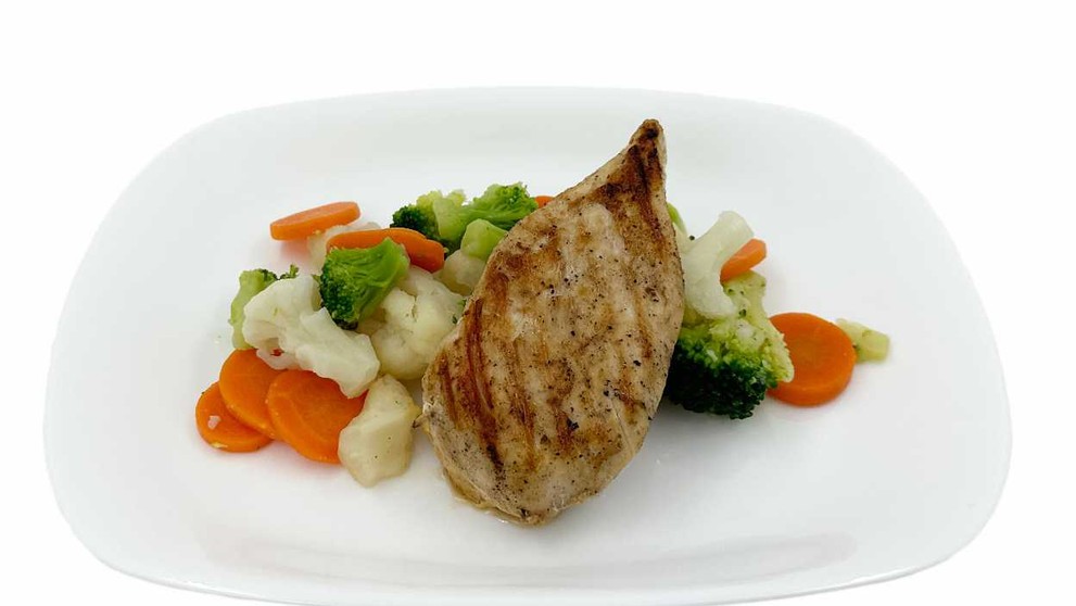 Kurací steak s parenou zeleninou na masle