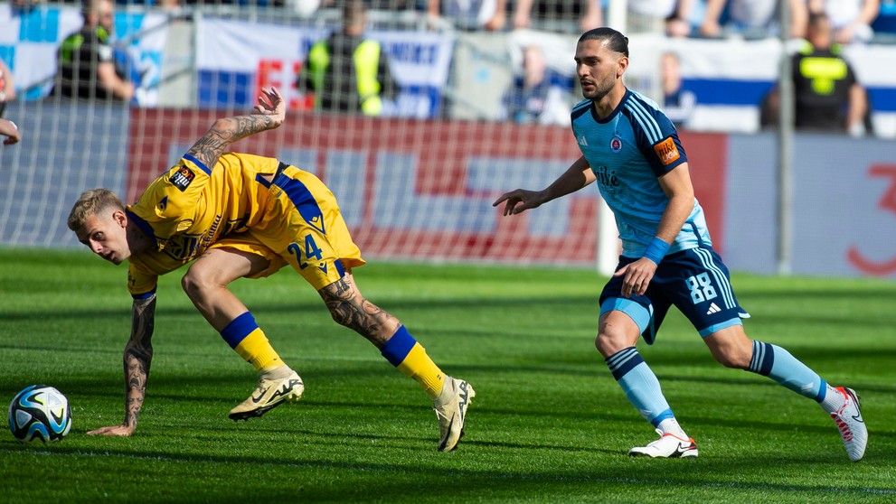 Na snímke zľava Christián Herc (DAC) a Kyriakos Savvidis (Slovan) počas zápasu.