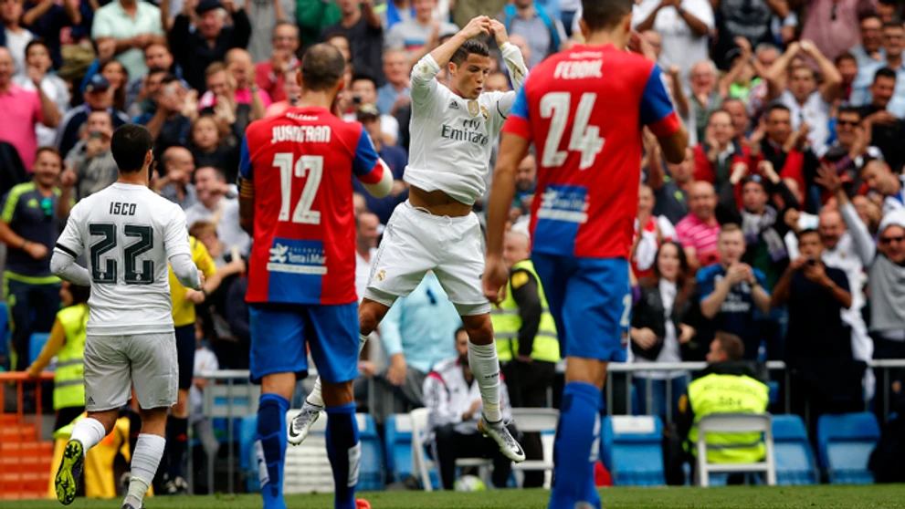 Radostný výskok Cristiana Ronalda (Real Madrid)po strelení gólu proti Levante.