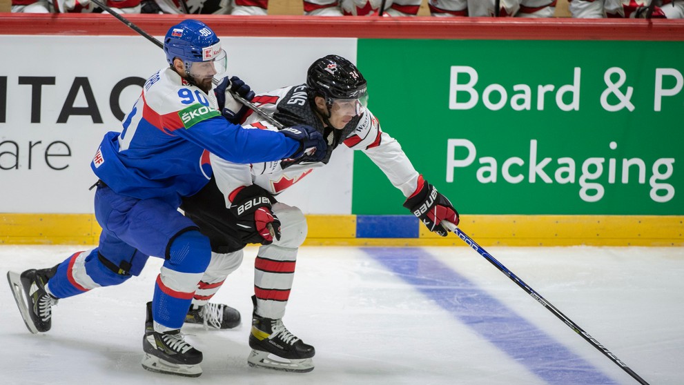 Zľava kapitán Tomáš Tatar a Dylan Cozens (Kanada) v zápase na MS 2022.