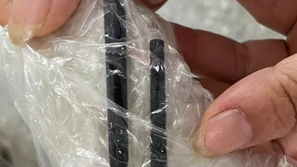 Jedálne paličky, ktoré vybrali z lebky.