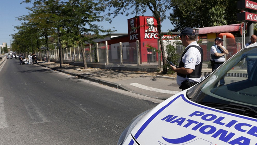 V pozadí zničená zástavka v Marseille.