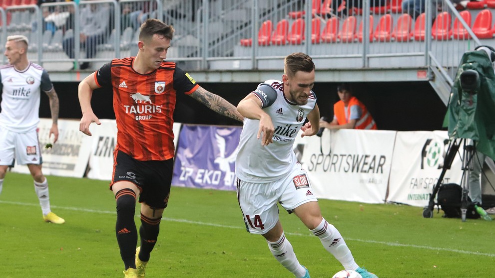 Zľava Oliver Luterán (Podbrezová) a Matej Grešák (Ružomberok) počas zápasu Fortuna ligy.