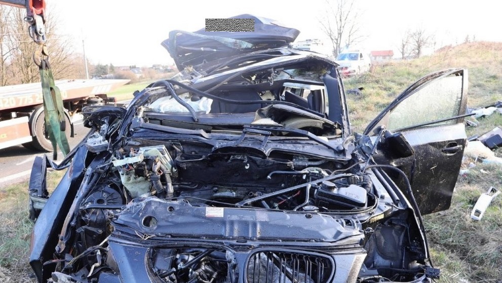 Z auta ostala hromada plechu