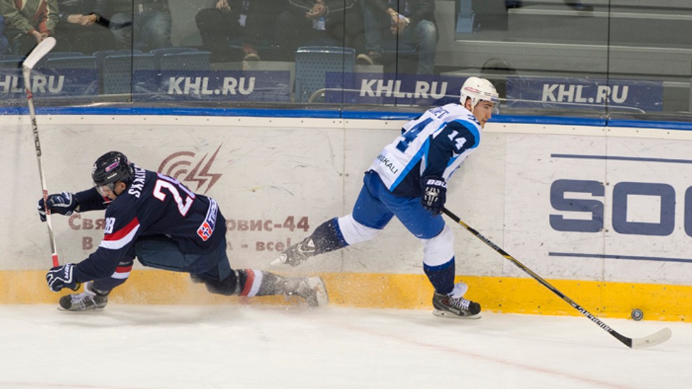 Vľavo Pavol Skalický (Slovan) a vpravo Jevgenij Lisovec (Minsk)
