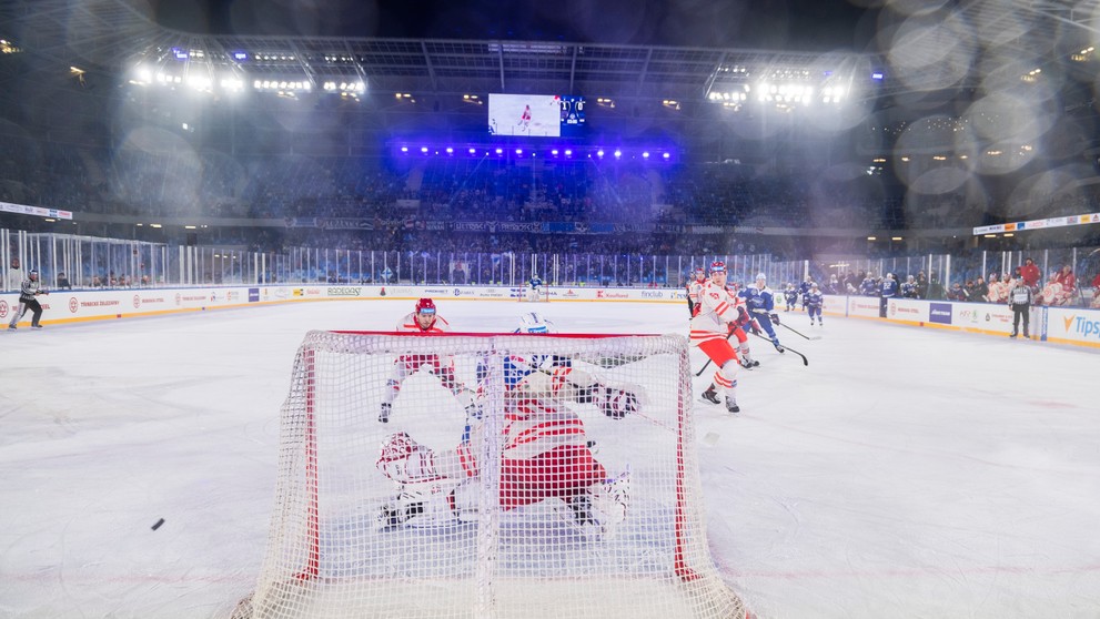 Na snímke brankár HC Oceláři Třinec Ondřej Kacetl sleduje puk počas zápasu na hokejovom podujatí Kaufland Winter Games HC Oceláři Třinec - HC Kometa Brno.