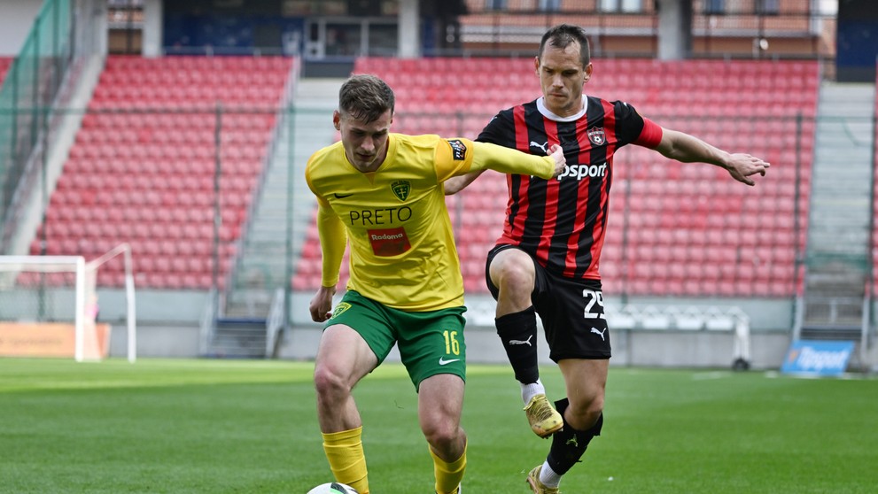 Vpravo kapitán Trnavy Martin Mikovič a hráč Žiliny Patrik Iľko bojujú o loptu v 4. kole nadstavby Niké ligy.