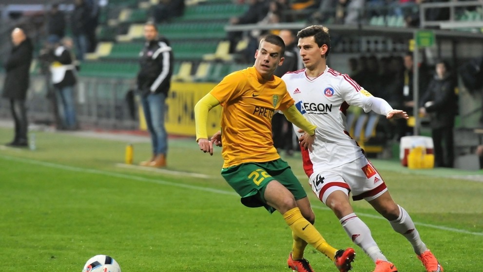 László Bénes na archívnej snímke vľavo v súboji s Jakubom Holúbekom z Trenčína.