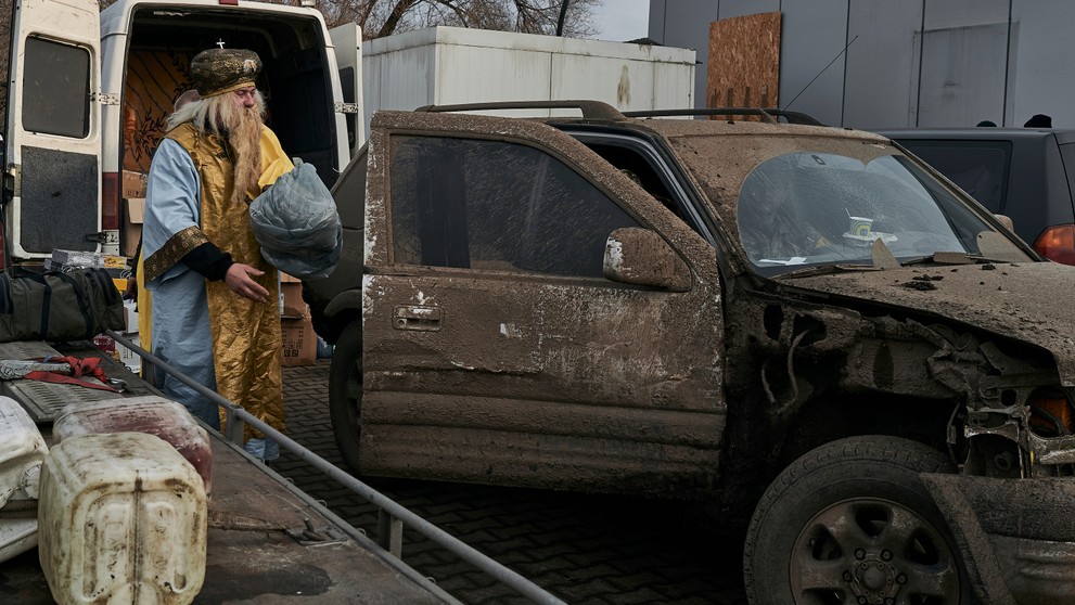 Dobrovoľník prezlečený za Sv. Mikuláša sa chystá rozdať darčeky ukrajinským vojakom v Kosťantynivke.