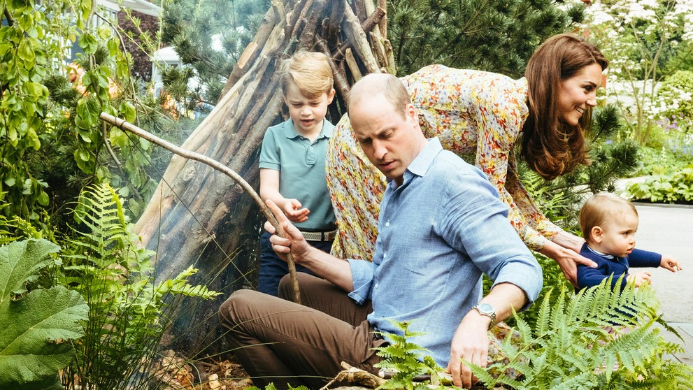 Zhora Dylan Larkin a James van Riemsdyk z USA oslavujú gól proti Nemecku na MS 2019.