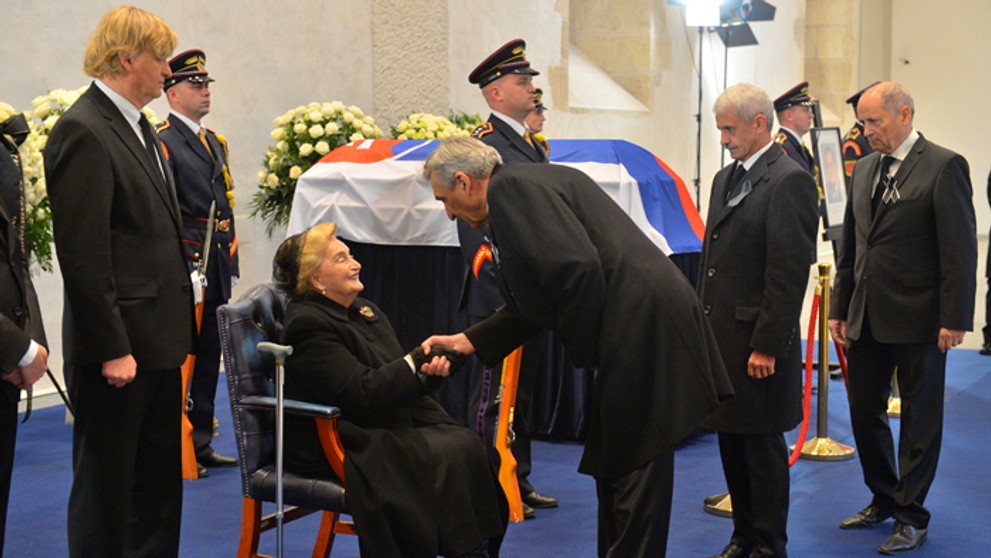 Emília Kováčová prijíma kondolencie od expremiérov - Jozefa Moravčíka, Mikuláša Dzurindu a Jána Čarnogurského.