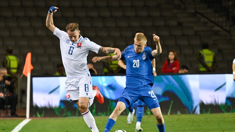 Na snímke vľavo Ondrej Duda (Slovensko) a vpravo Aleksej Isajev (Azerbajdžan).