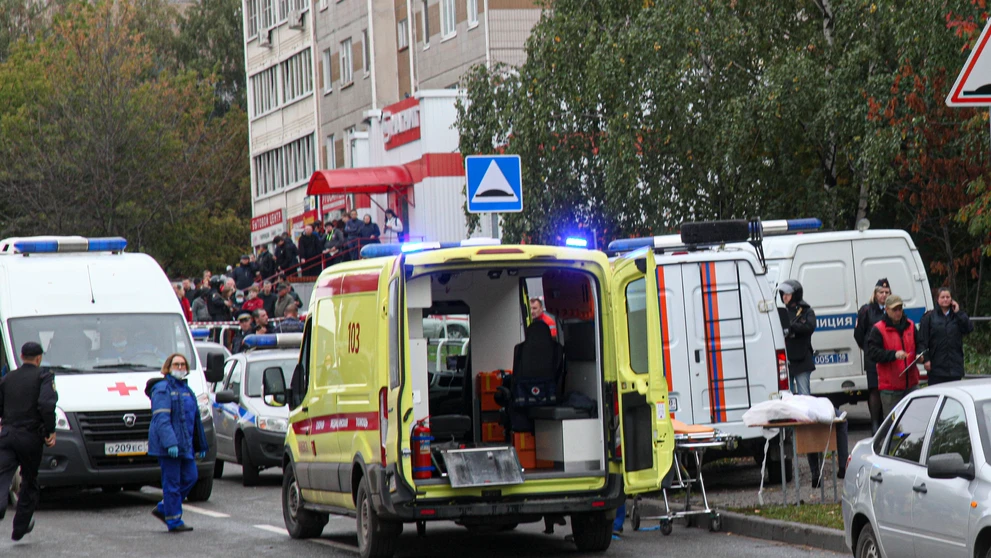 Polícia a zdravotníci na mieste streľby v škole 26.9.2022 ruskom Iževsku