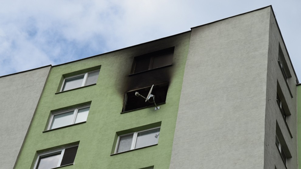 Interiér vyhoreného bytu v Rači.