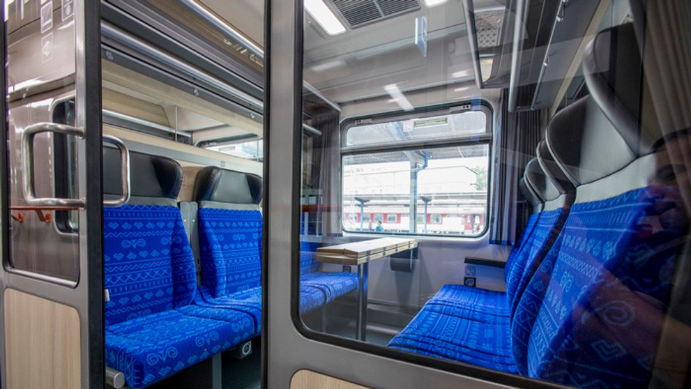 Vozeň Bmz typu, kupé s čičmianskym vzorom.