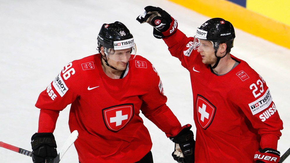 Švajčiar Simon Bodenmann (vpravo) oslavuje svoj gól so spoluhráčom Damienom Brunnerom.