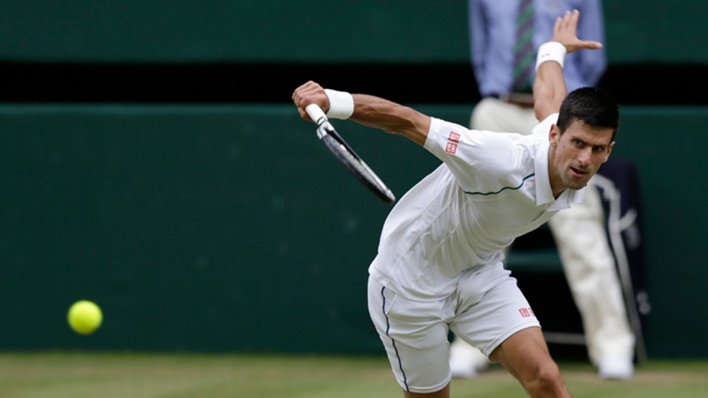 Novak Djokovič returnuje Rogerovi Federerovi vo finále Wimbledonu.