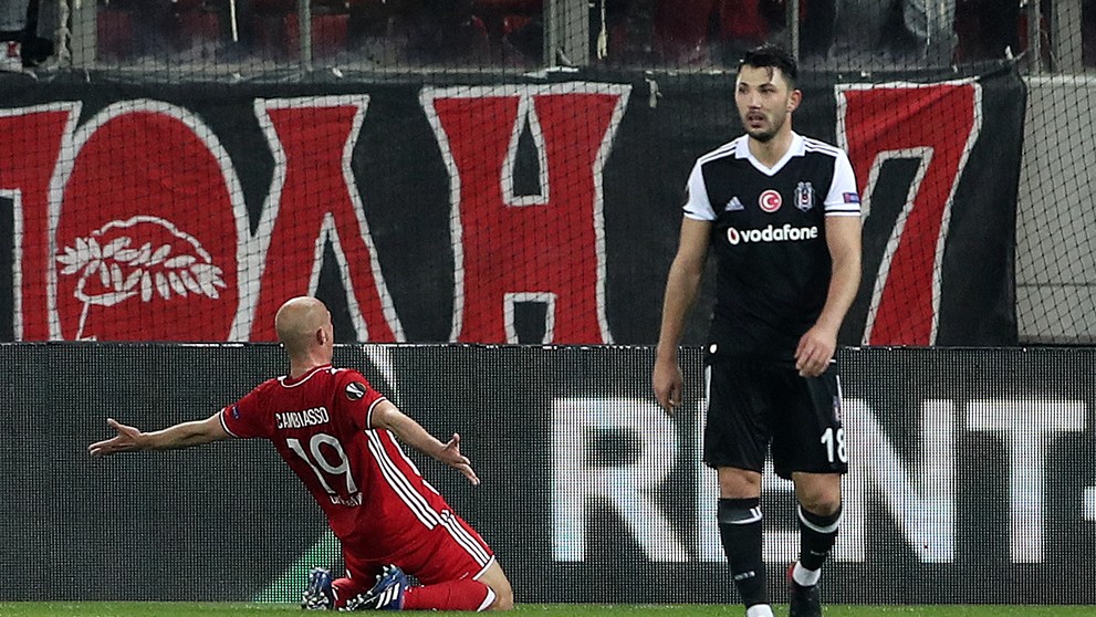 Esteban Cambiasso z Olympiacosu oslavuje svoj gól v osemfinále EL proti Besiktasu.