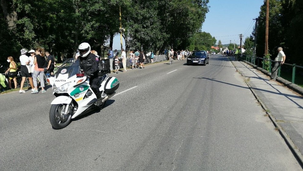 Zuzka Fečová sa venuje flyfitu a akrobatickému cvičeniu v kruhu