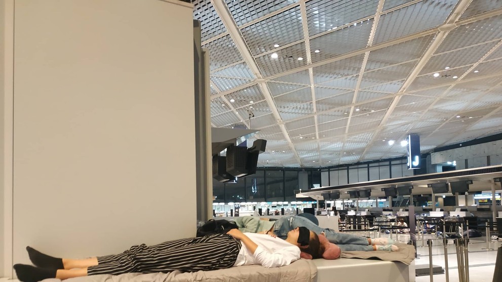 Členovia súboru Cantica nova na letisku v Tokiu