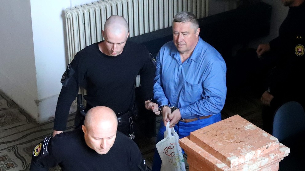 Bývalý špeciálny prokurátor Dušan Kováčik prichádza na súd.