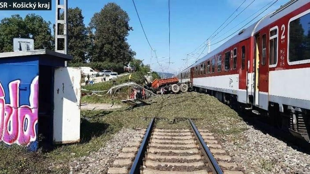 Nehoda nákladného auta, ktorý sa zrazil s rýchlikom z Košíc do Bratislavy pri obci Letanovce.