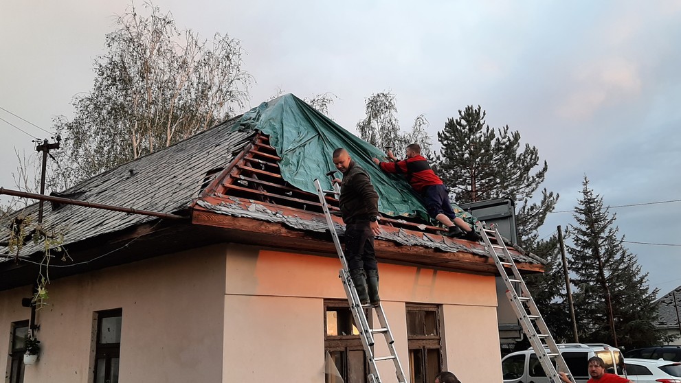 Poškodená strecha domu v Závadke.