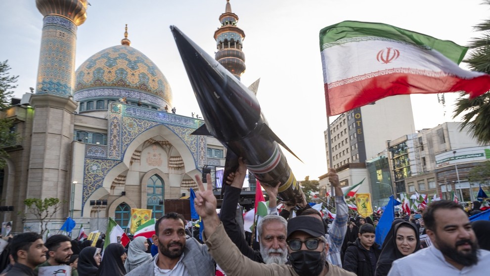 Dav v Teheráne oslavuje iránske útoky na Izrael.