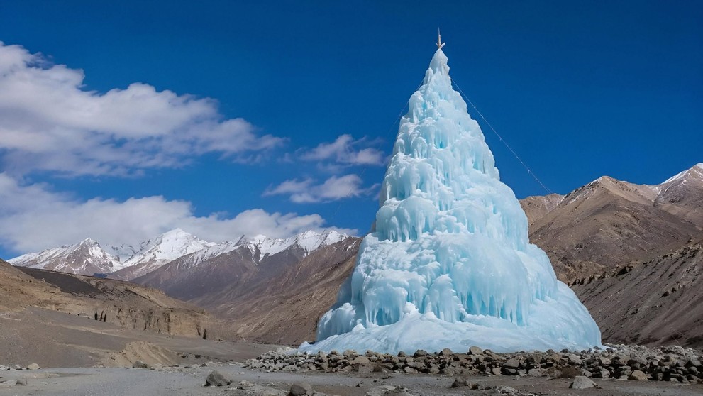 Ľadová stupa v púšti ladak.