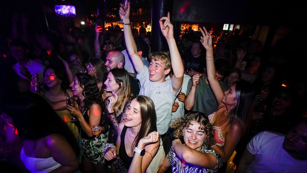 Uvoľnenie opatrení v Anglicku a otvorené nočné kluby