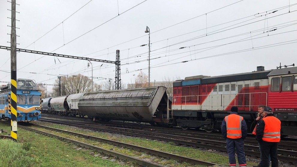 Vykoľajený nákladný vlak.