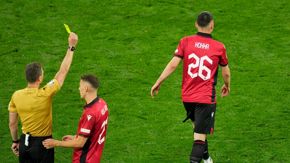 Alessandro Bastoni a Armando Broja v súboji.