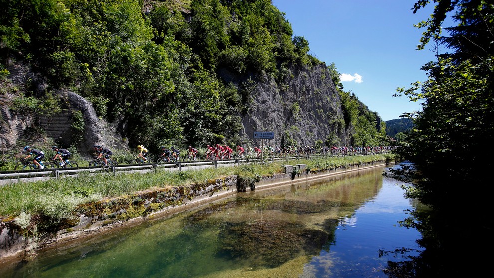 Na snímke pelotón cyklistov počas 16. etapy 103. ročníka prestížnych cyklistických pretekov Tour de France