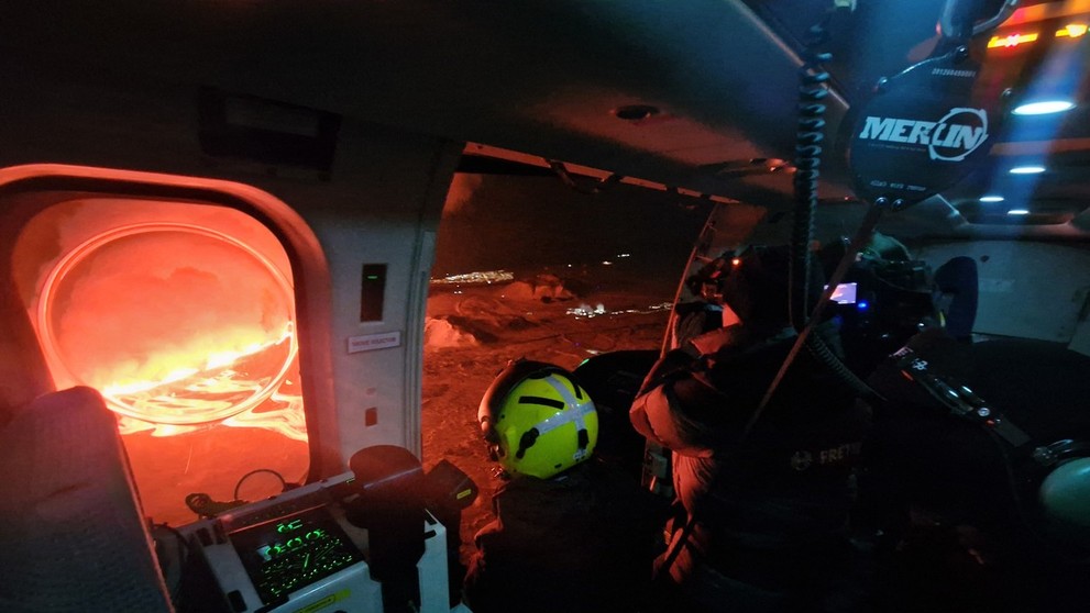 Pohľad na besniacu sopku z vrtuľníka Islandskej civilnej stráže.