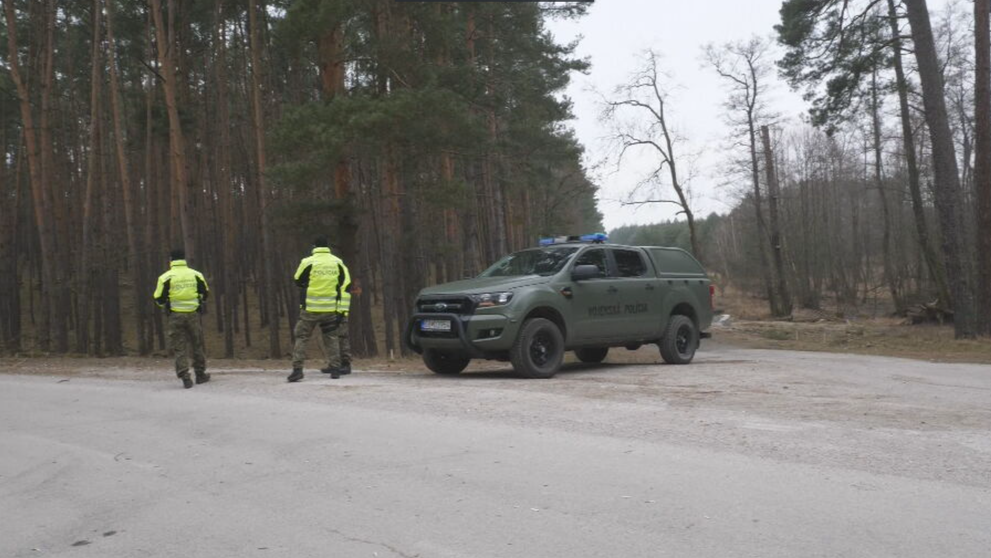 Vojenská polícia stráží cestu k mieste nehody