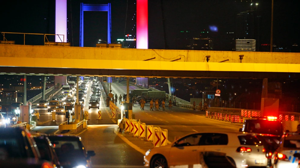 Vojaci na Bosporskom moste, ktorý spája európsku s azijskou časťou v Turecku.