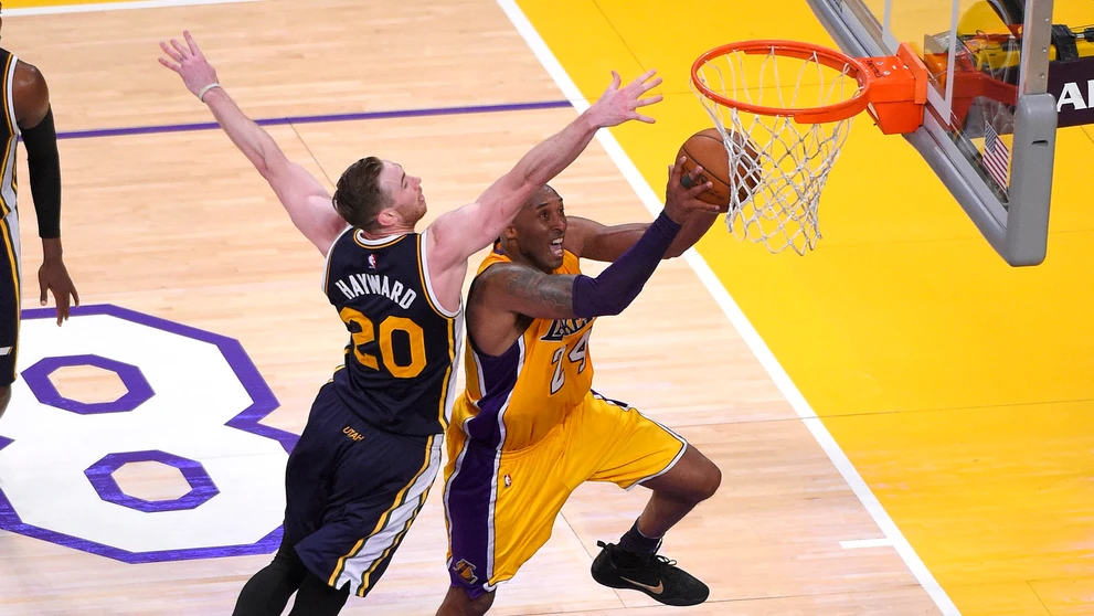 Kobe Bryant strieľa na kôš cez Gordona Haywarda vo svojom poslednom zápase kariéry.