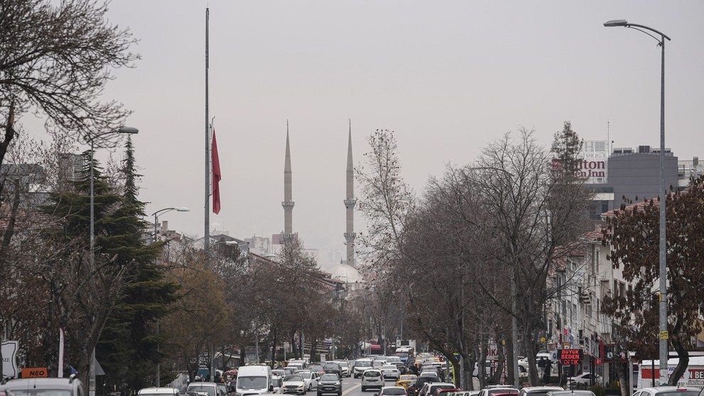 Turecka vlajka spustená na pol žrde v rámci  štátneho smútku po tragickom požiari hotela.