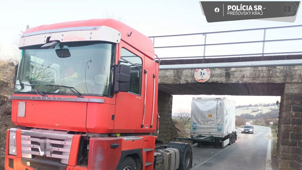 Kamión posunul most aj s koľajnicami